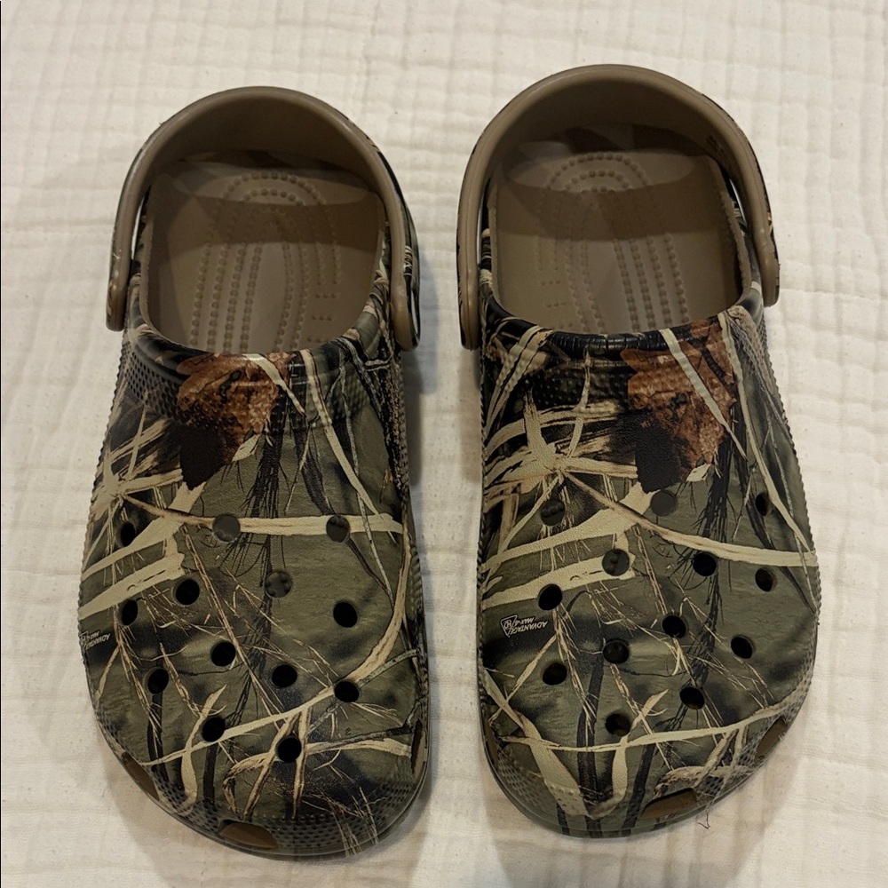 Camo crocs men’s 9 womens 11 like new
